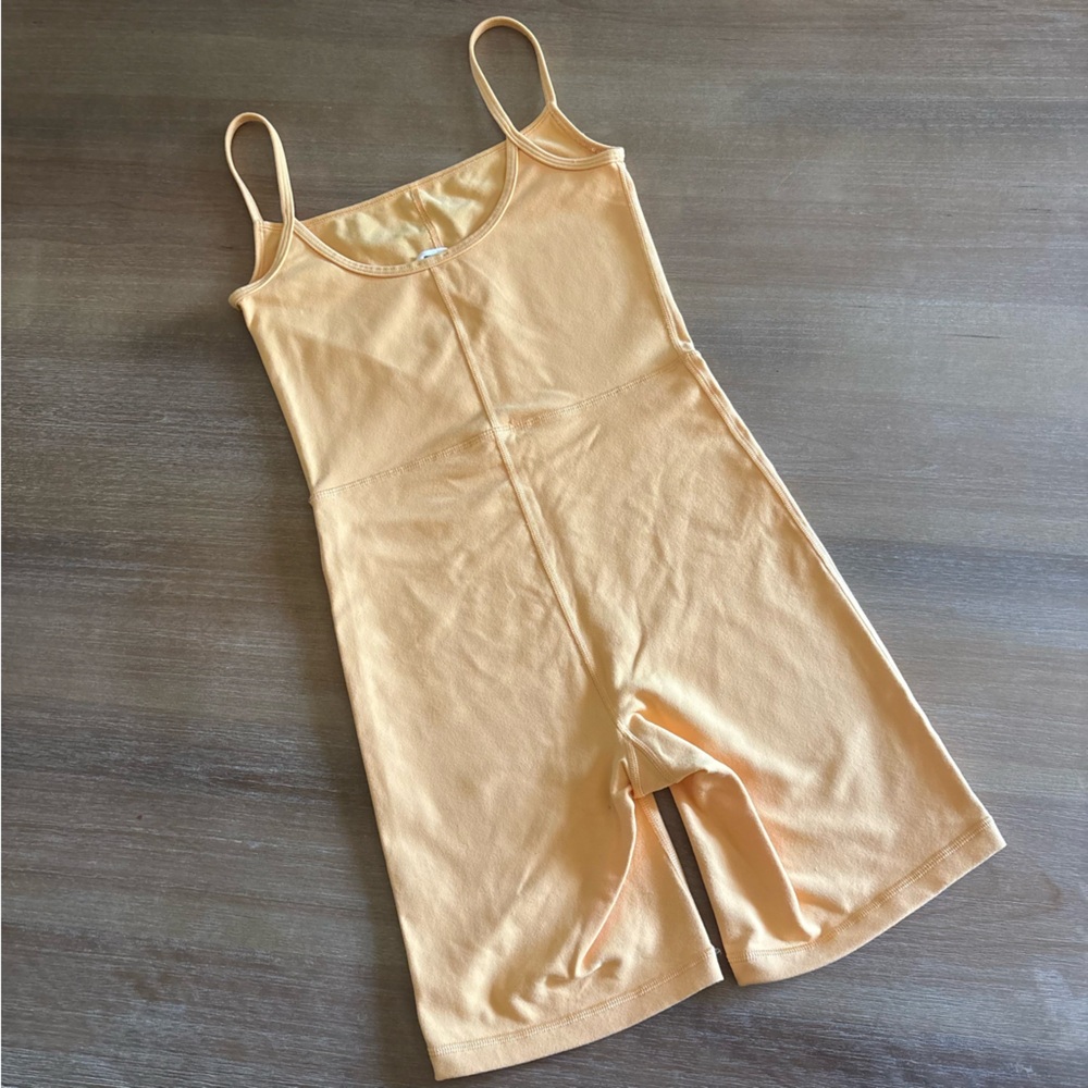Wilfred Free Aritzia 7” Active Romper Jumpsuit in Tan Yellow, X-Small - Picture 5 of 5